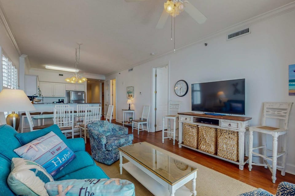 Penthouse-level waterfront condo with epic Gulf-view balcony pools & gym House in West Beach