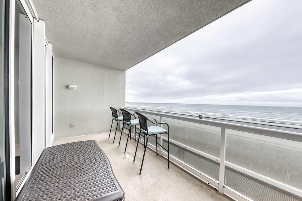 Gulf-front condo w great location beach access & shared pool hot tub House in Gulf Shores
