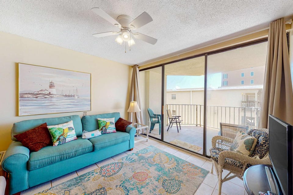 Beachfront condo with balcony overlooking Gulf of Mexico & resort pool House in West Beach