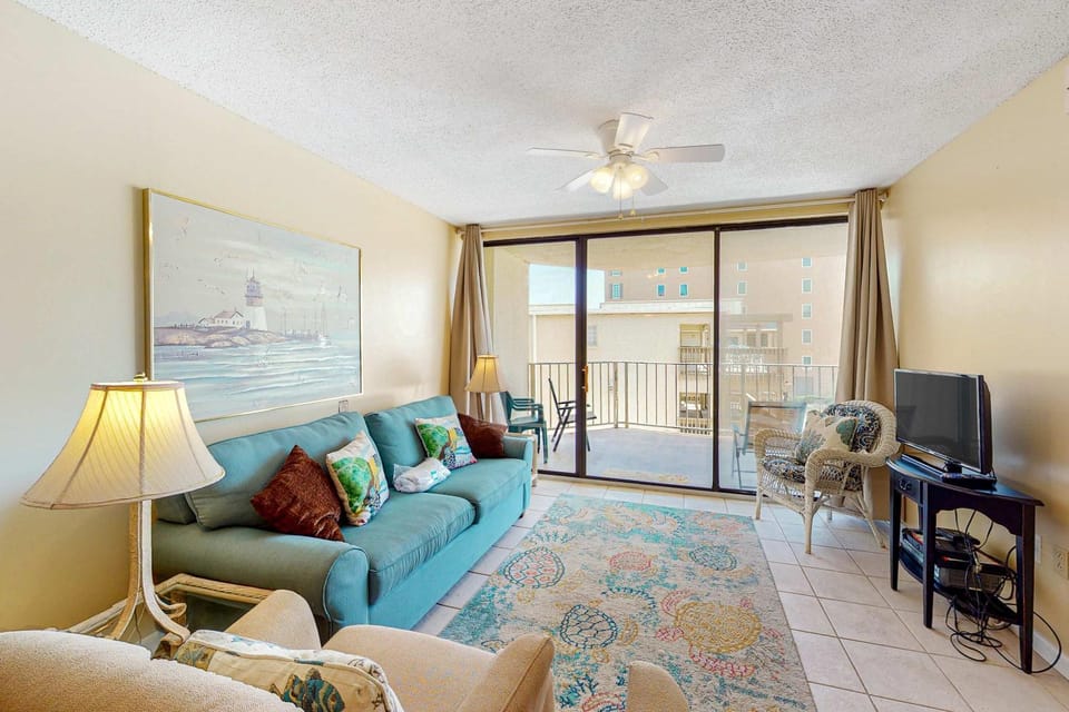 Beachfront condo with balcony overlooking Gulf of Mexico & resort pool House in West Beach