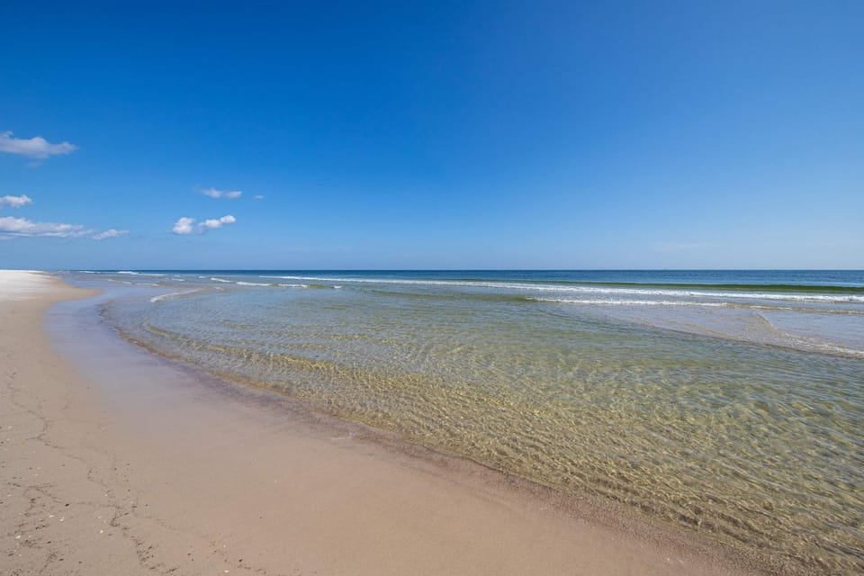Condo with great views two pools & private balcony - near attractions House in West Beach