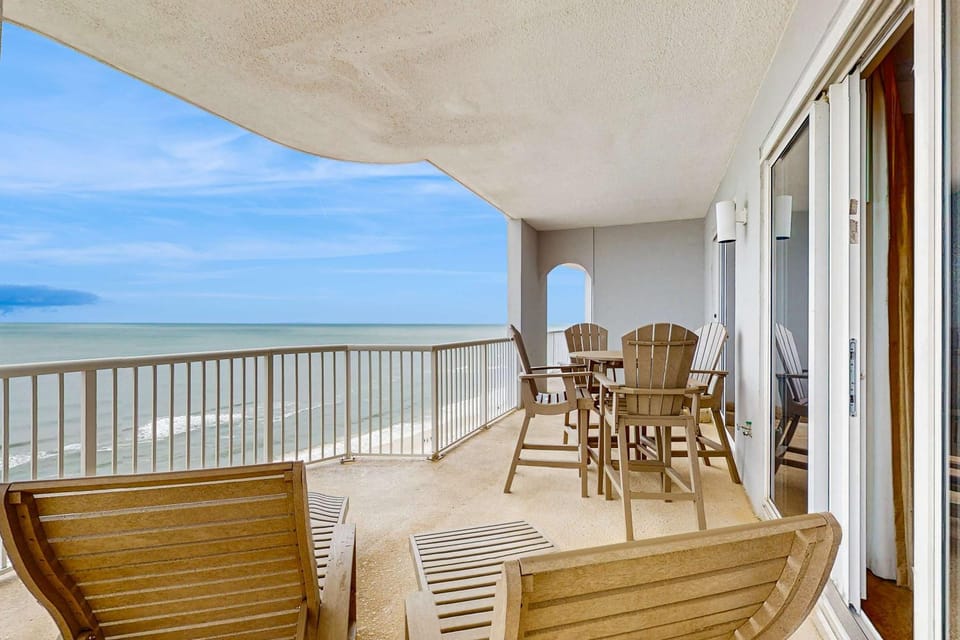Condo with great views two pools & private balcony - near attractions House in West Beach