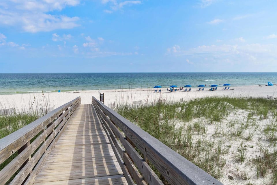 Family-friendly beach home w Gulf views a full kitchen & spacious living area House in Orange Beach