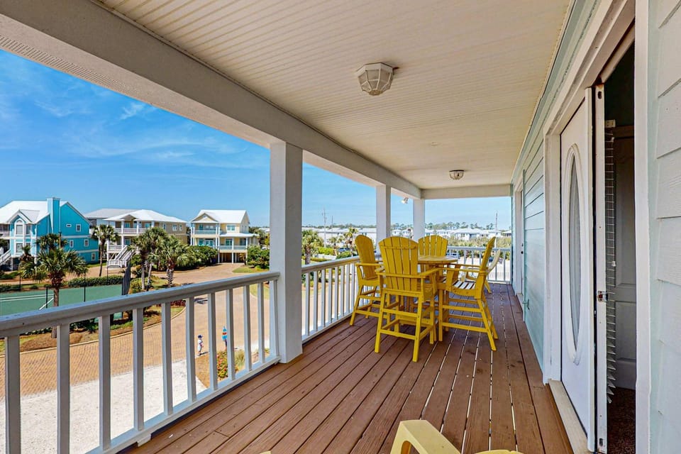 Family-friendly beach home w Gulf views a full kitchen & spacious living area House in Orange Beach