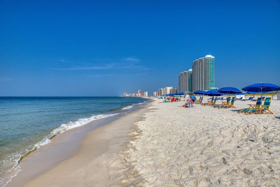 Gulf front condo w a full kitchen private balcony shared pools & hot tub House in Orange Beach