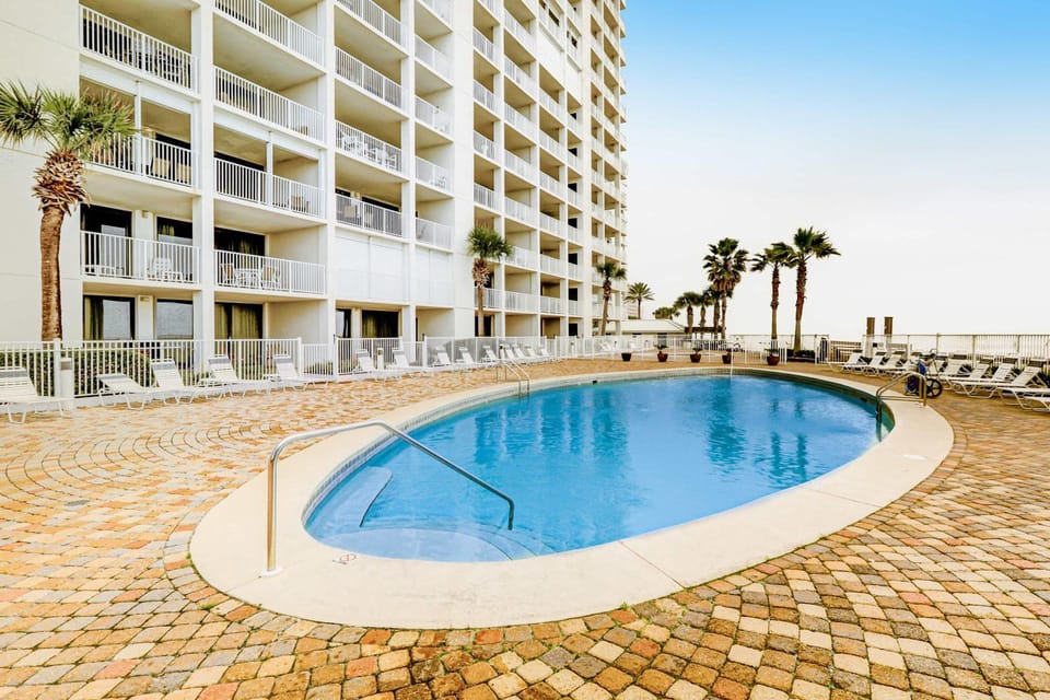 Inviting coastal-chic beachfront condo with pool hot tub and tennis House in Orange Beach