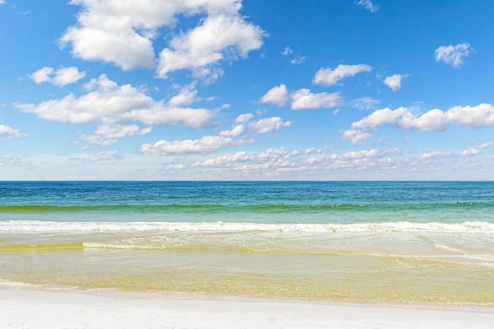 Inviting coastal-chic beachfront condo with pool hot tub and tennis House in Orange Beach