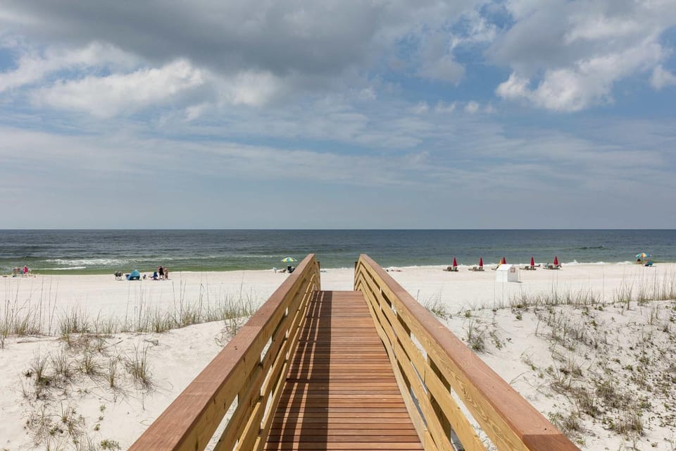 Luxury Gulf-front home w private splash pool & direct beach access House in Orange Beach