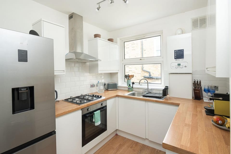 Coffee/tea facilities, Kitchen or kitchenette, oven, stove, toaster
