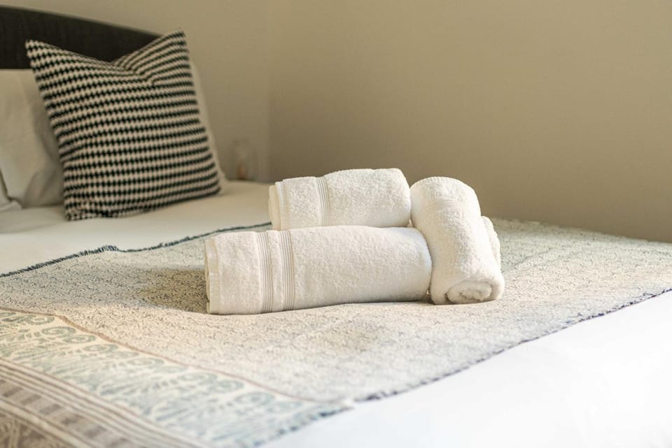 Bed, Bedroom, towels