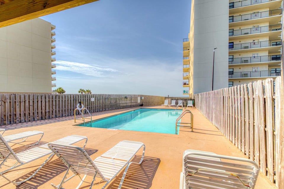 Fourth-floor beach condo w amazing views indoor pool & beach access House in Orange Beach