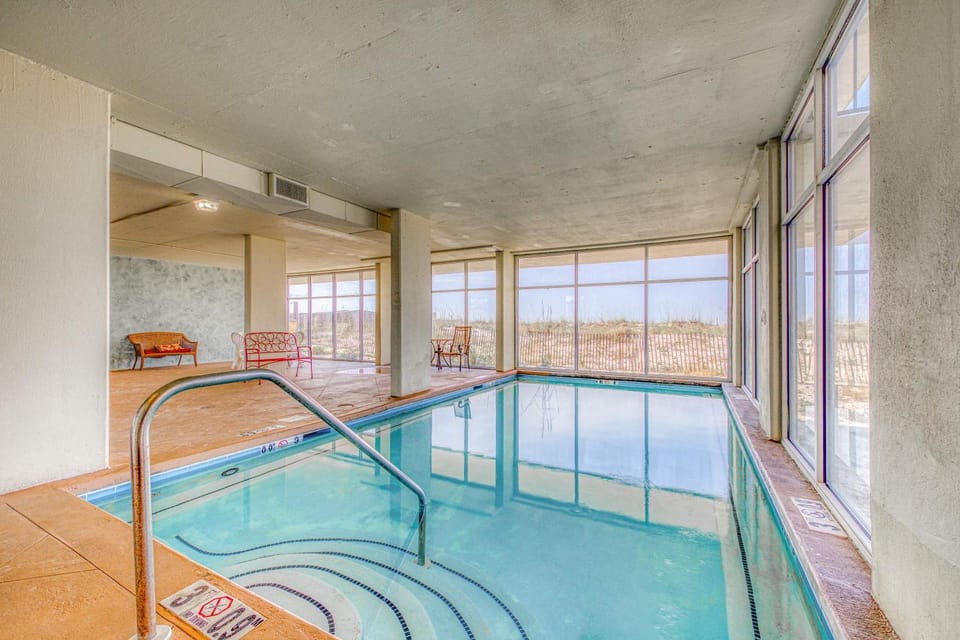 Fourth-floor beach condo w amazing views indoor pool & beach access House in Orange Beach