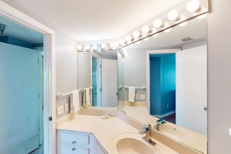Beachfront corner condo with stunning Gulf views pools hot tub & fitness center House in Orange Beach