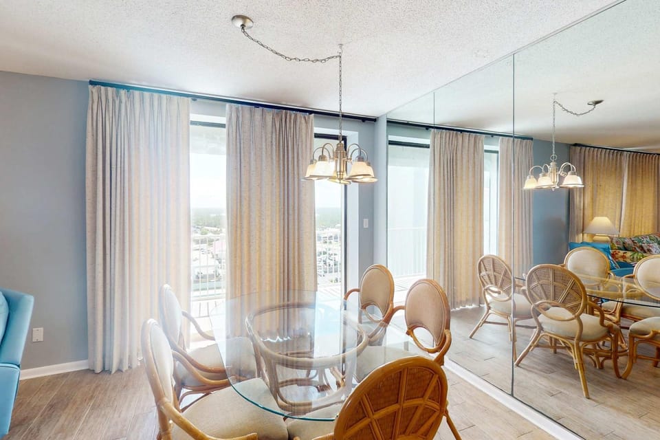 Beachfront corner condo with stunning Gulf views pools hot tub & fitness center House in Orange Beach