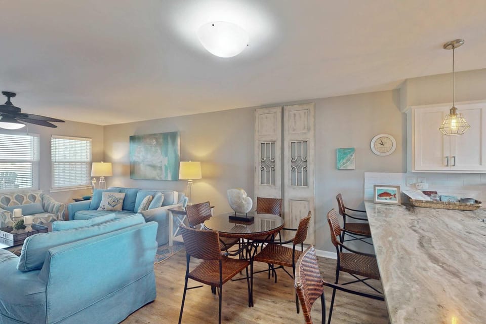 Updated condo with Gulf & river views & pool - across from beach & near dining House in Ono Island
