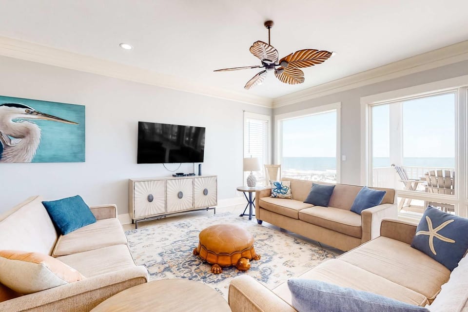 Spacious beachfront wedding-friendly home with multiple decks & shared pool House in Orange Beach