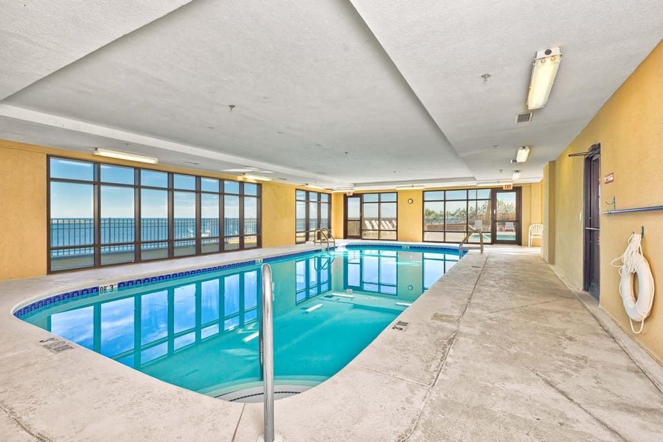 Beach & Gulf-front condo with balcony hot tub pool sauna & gym House in Orange Beach