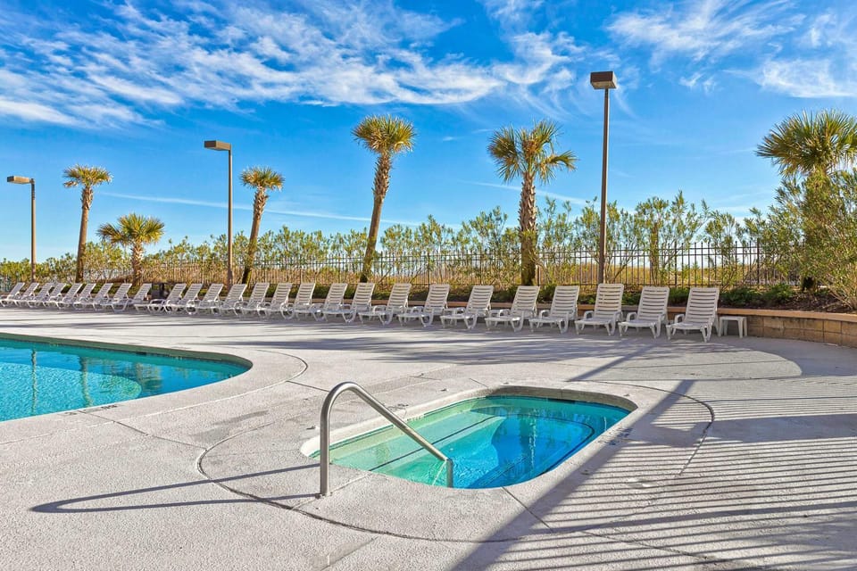 Sunny oceanfront condo with balcony pool hot tub gym sauna & view House in Orange Beach