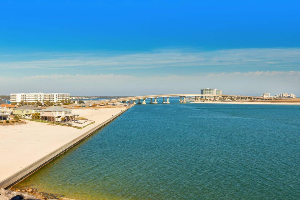 Sunny oceanfront condo with balcony pool hot tub gym sauna & view House in Orange Beach