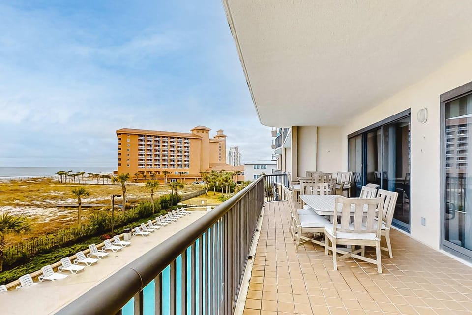 3rd-floor corner condo with balcony gym pool hot tub sauna & AC House in Orange Beach