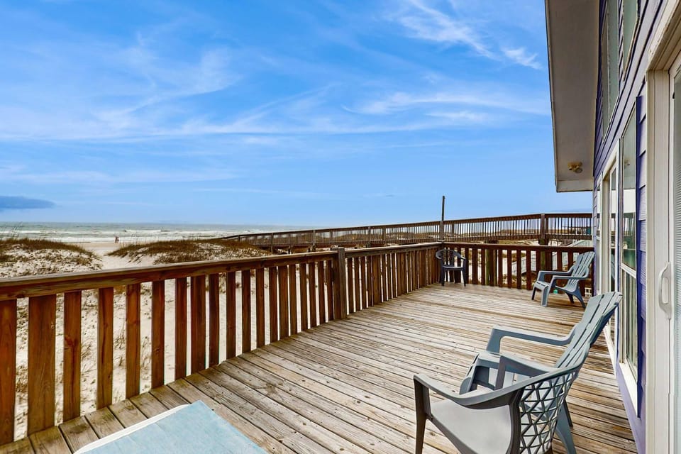 Centrally-located Gulf front paradise wfurnished sun deck & gorgeous water view House in West Beach