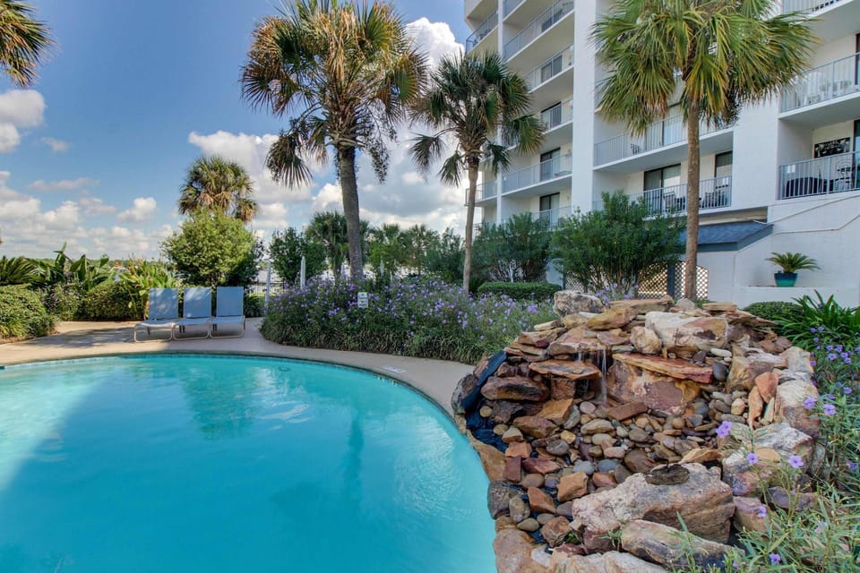 Bright Condo w Lagoon View & Shared Pools Hot Tub Tennis & Beach Access House in West Beach
