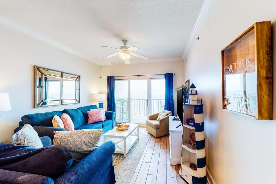 Beachfront condo w spacious layout swim-through outdoor indoor pool & hot tub House in Gulf Shores