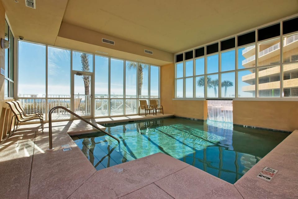Beachfront condo w spacious layout swim-through outdoor indoor pool & hot tub House in Gulf Shores