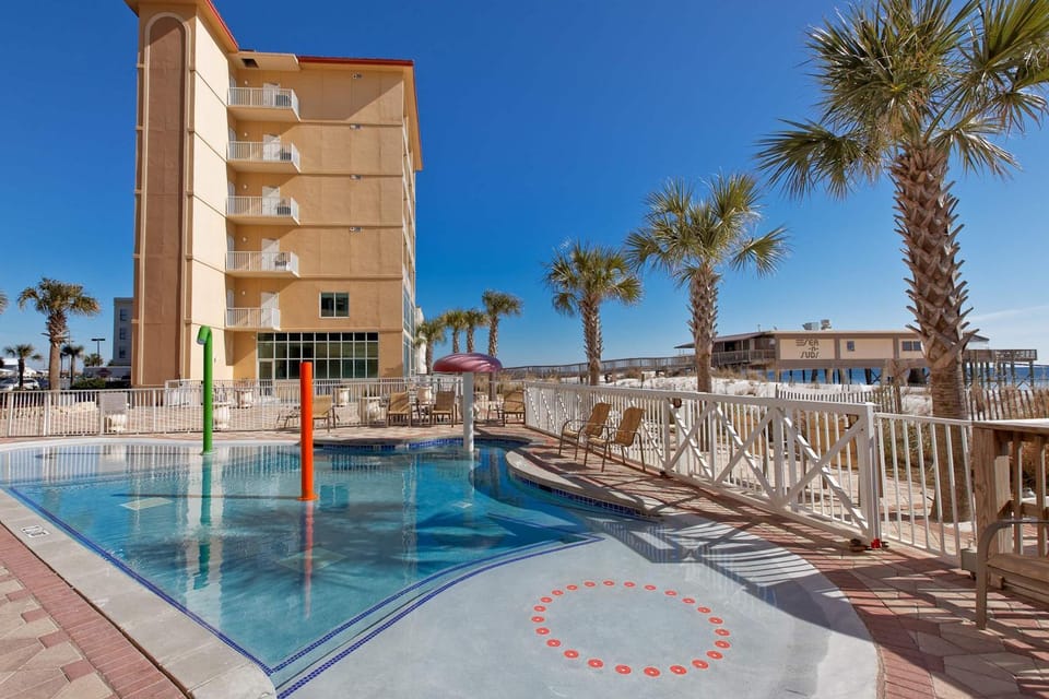 Gulf front condo w swim-through outdoor & indoor pool hot tub and sauna House in Gulf Shores