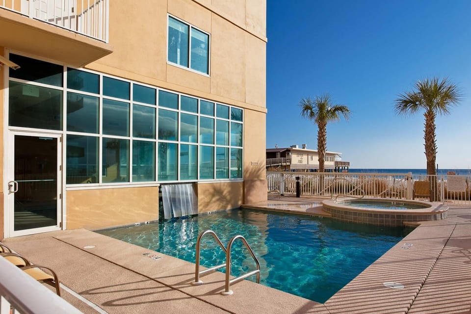 Gulf front condo w swim-through outdoor & indoor pool hot tub and sauna House in Gulf Shores
