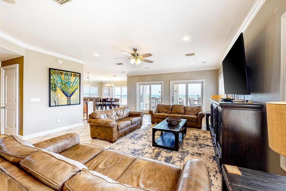 Roomy coastal Gulf front retreat with private Gulf-front splash pool & Gulf view House in West Beach