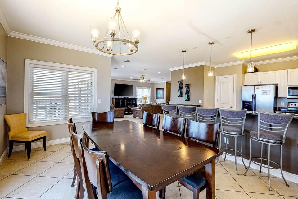 Roomy coastal Gulf front retreat with private Gulf-front splash pool & Gulf view House in West Beach