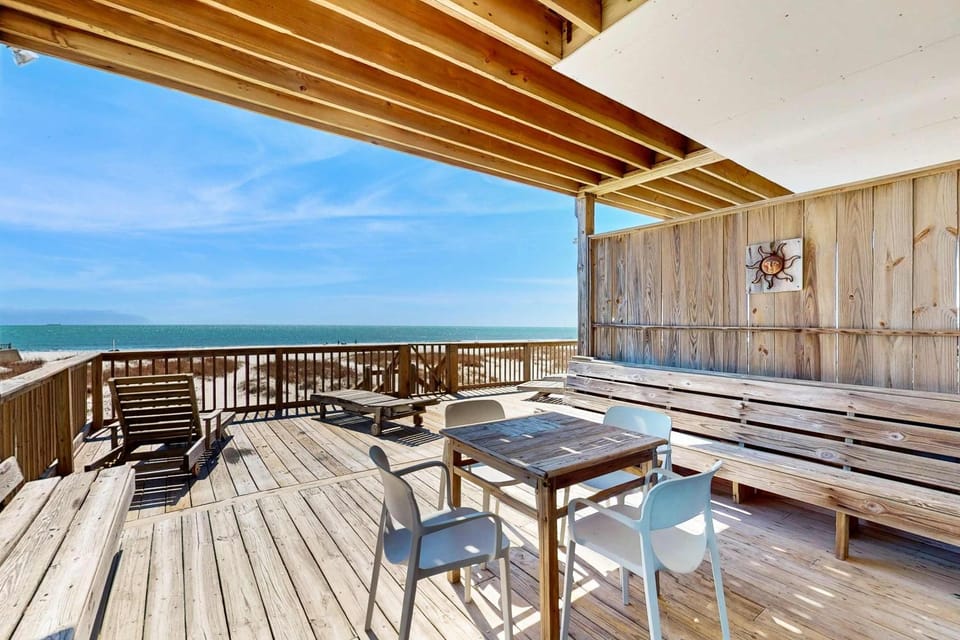 Two homes in one - beachfront Gulf-view decks central AC & washer dryers House in West Beach