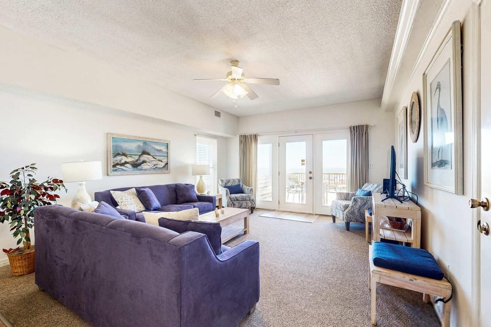 Two homes in one - beachfront Gulf-view decks central AC & washer dryers House in West Beach