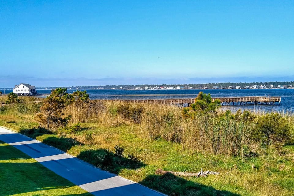 Luxurious two-story cottage near the beach w a full kitchen & shared pool House in West Beach