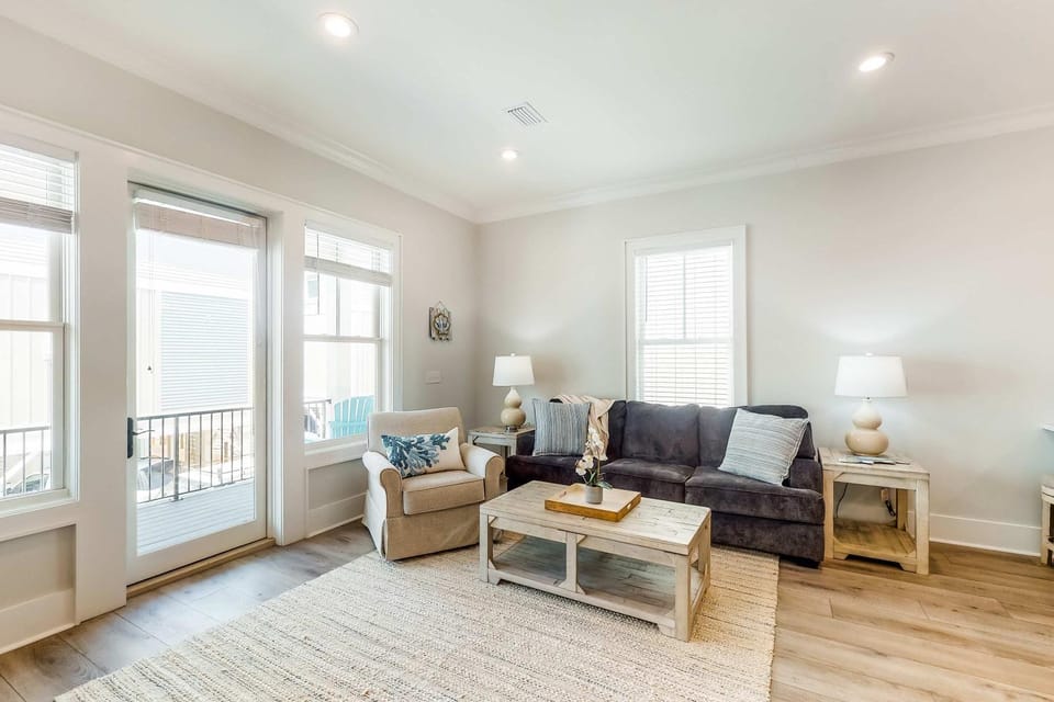 Luxurious two-story cottage near the beach w a full kitchen & shared pool House in West Beach