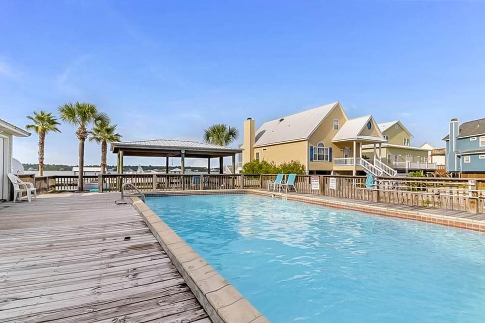 Waterfront condo with shared outdoor pool furnished balcony & beach access House in West Beach