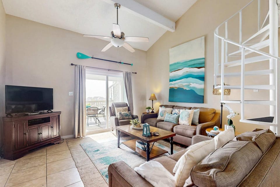 Waterfront condo with shared outdoor pool furnished balcony & beach access House in West Beach