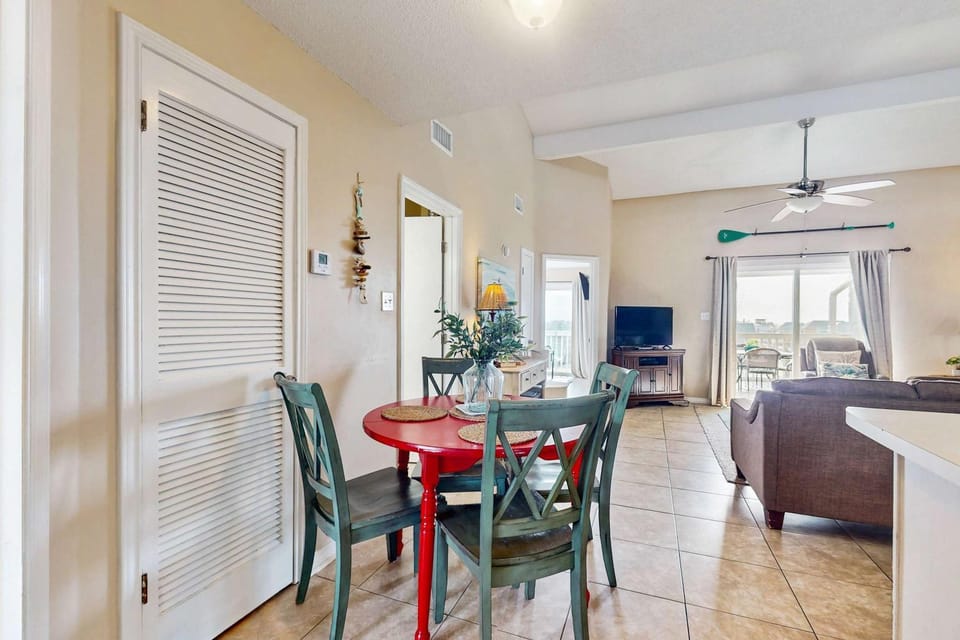 Waterfront condo with shared outdoor pool furnished balcony & beach access House in West Beach
