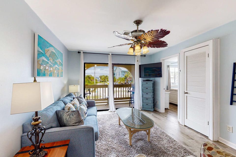 Partial lagoon-view charming condo with beach access minutes away House in West Beach