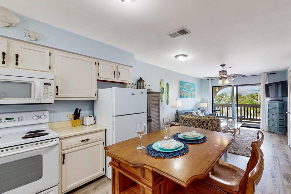 Partial lagoon-view charming condo with beach access minutes away House in West Beach