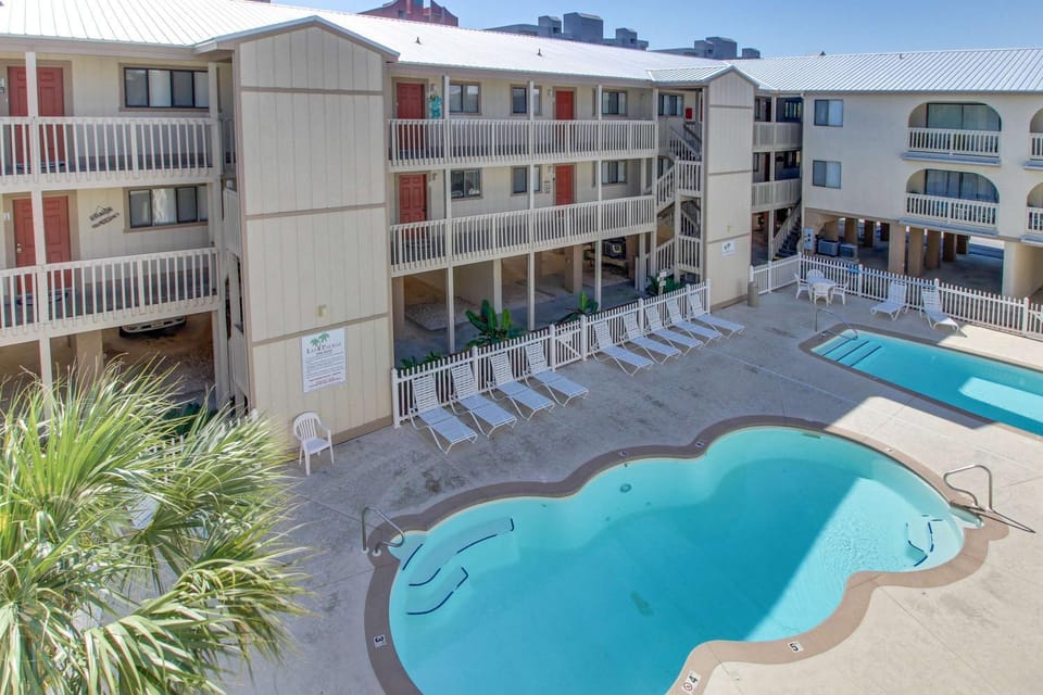 Partial lagoon-view charming condo with beach access minutes away House in West Beach