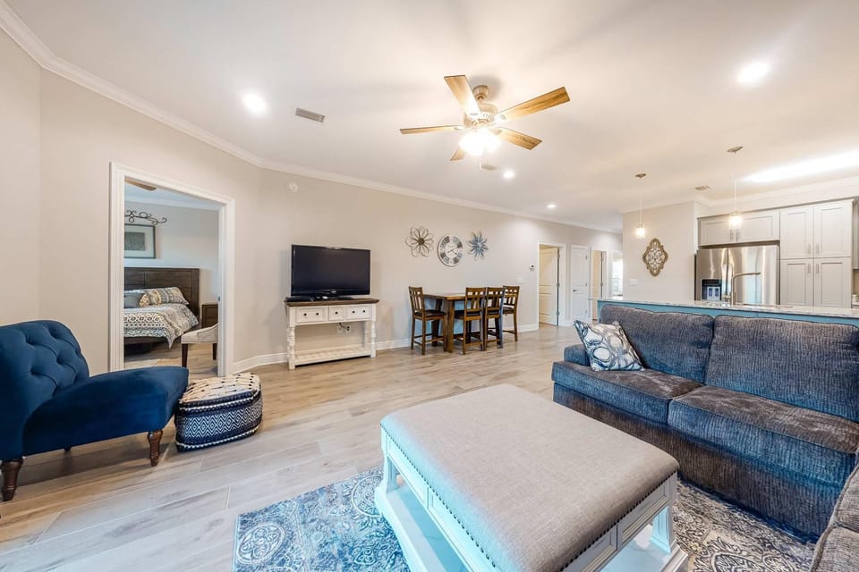 Dog-Friendly Condo with Shared Pool Central AC & Free High-Speed WiFi House in Gulf Shores