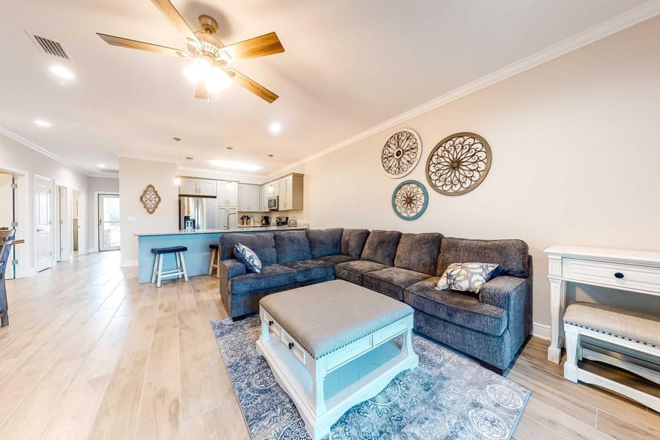 Dog-Friendly Condo with Shared Pool Central AC & Free High-Speed WiFi House in Gulf Shores