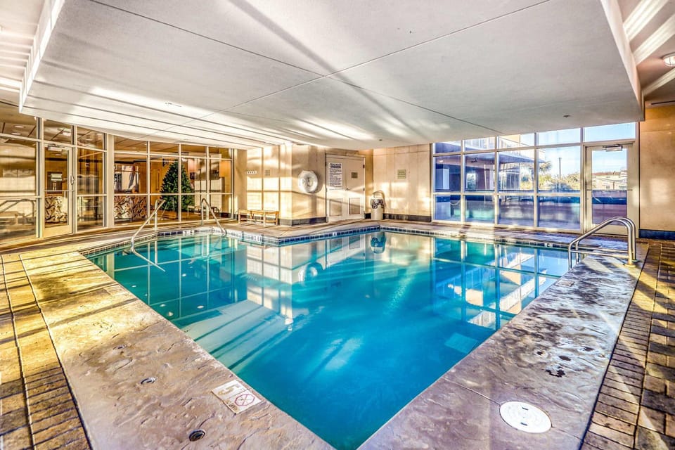 Bright & breezy condo with Gulf view pools & beach access House in West Beach