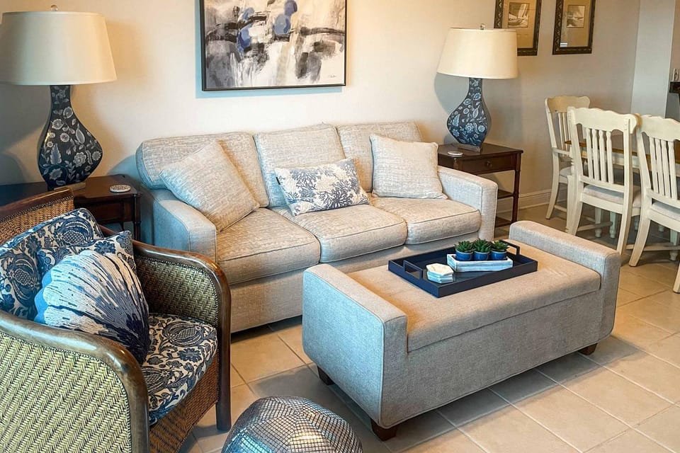Bright & breezy condo with Gulf view pools & beach access House in West Beach