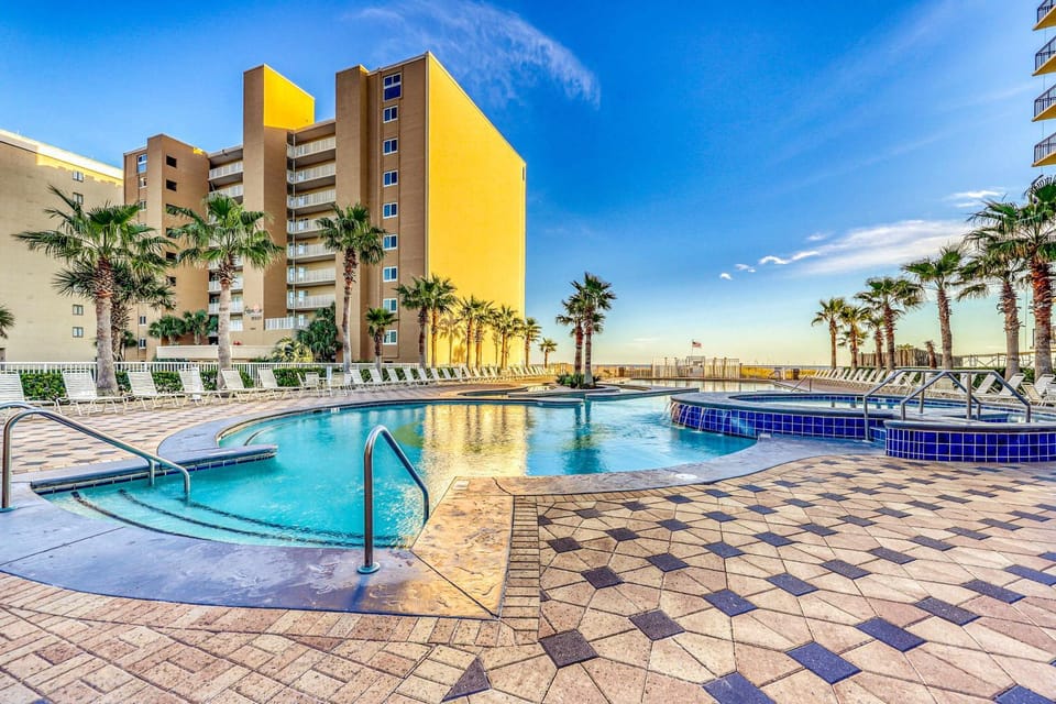 Bright & breezy condo with Gulf view pools & beach access House in West Beach