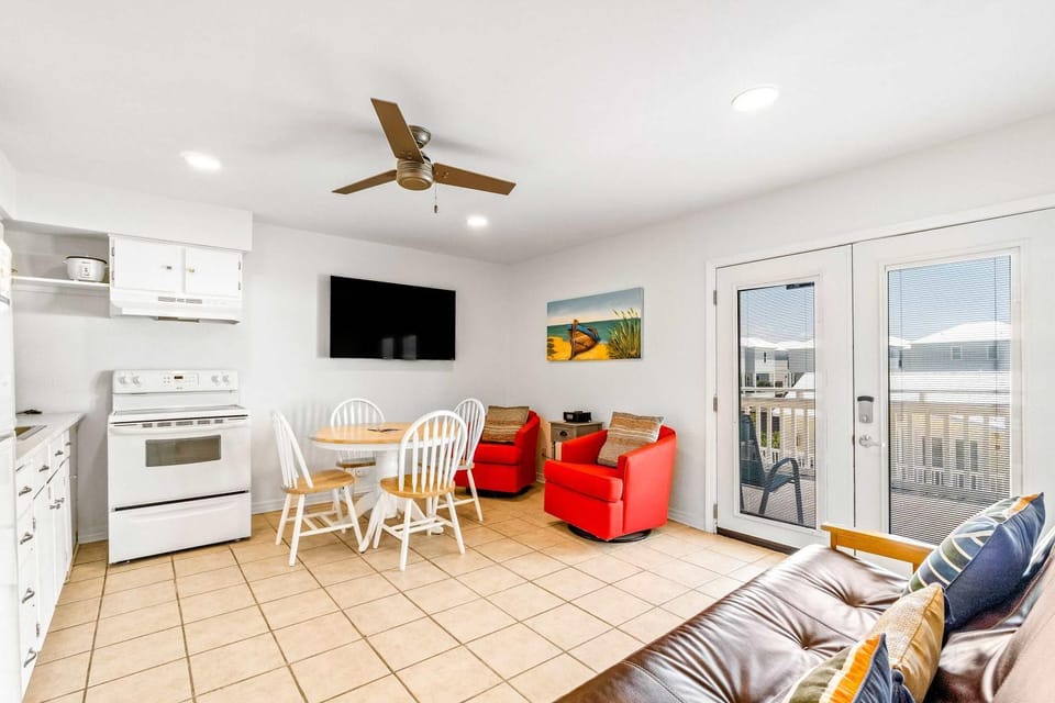 Amazing Condo wFree WiFi Central AC Shared Pool Deck Water Views House in West Beach