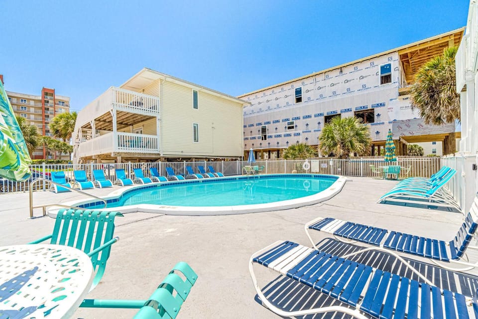 Amazing Condo wFree WiFi Central AC Shared Pool Deck Water Views House in West Beach