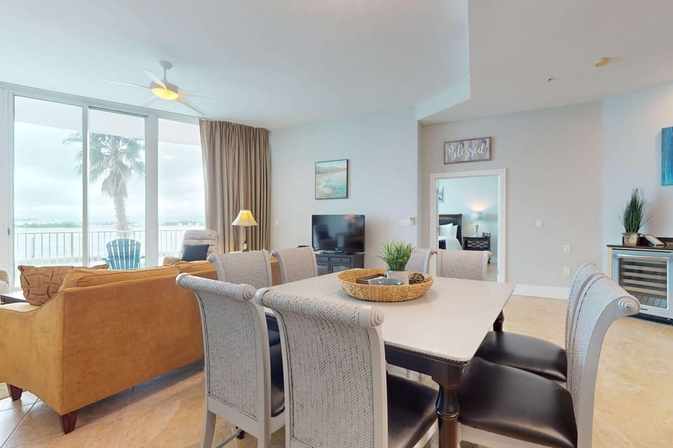 Brilliant water view condo with multiple pools lazy river & internet House in Orange Beach